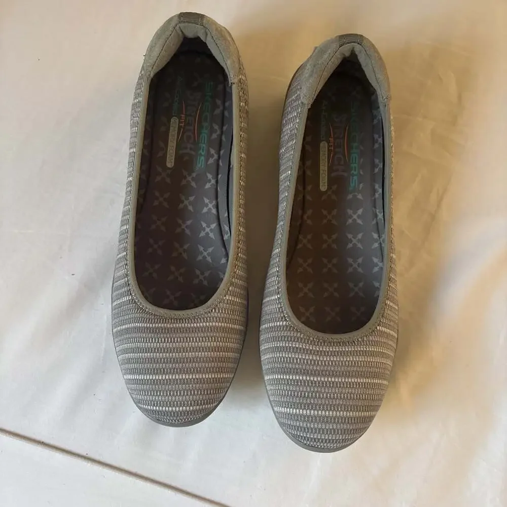 Skechers Strech Fit Air Cooled Memory Foam Gray Low Wedge Slip Ons Women's 9.5